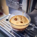 Kunsten at brygge en perfekt kop kaffe med en mokkakande