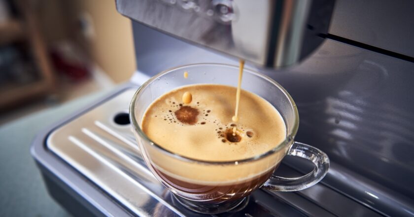 Kunsten at brygge en perfekt kop kaffe med en mokkakande